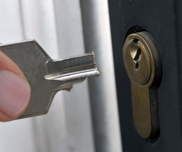 Brukket nøkkel som sitter fast i låsen